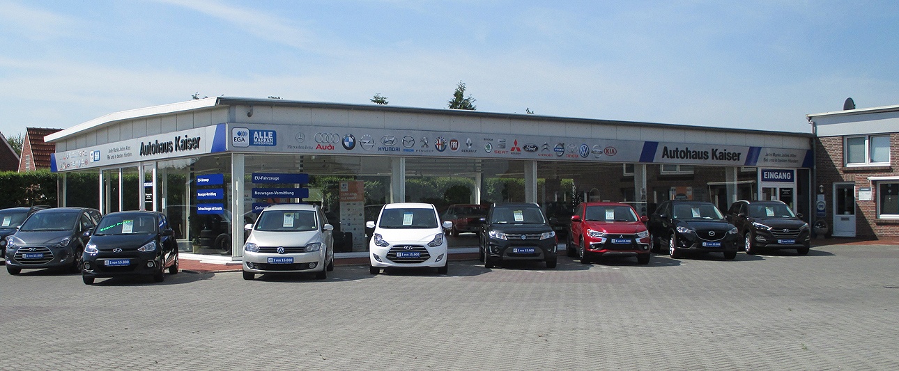 Außenansicht von Autohaus Kaiser mit EGA-CI und Verkaufsautos 